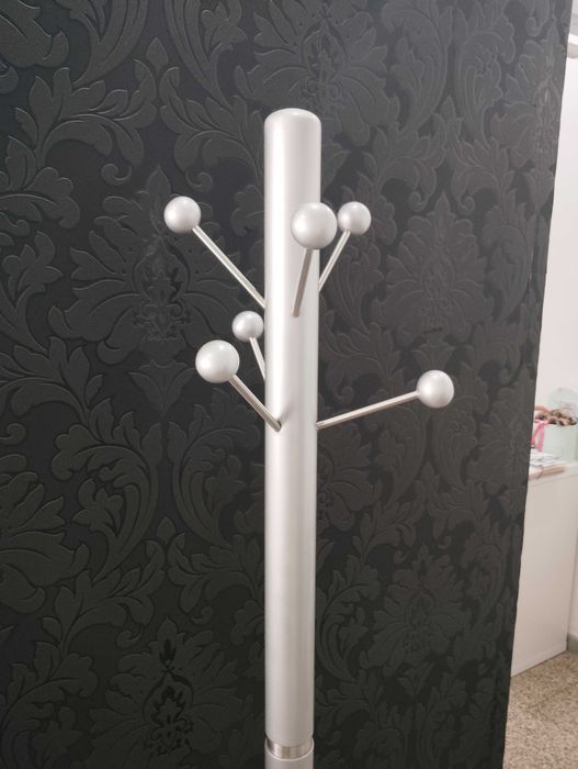 Cabide prateado com altura de 1,63 cm