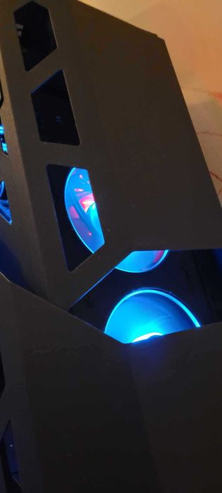 setup gamer com cadeira e  mesa