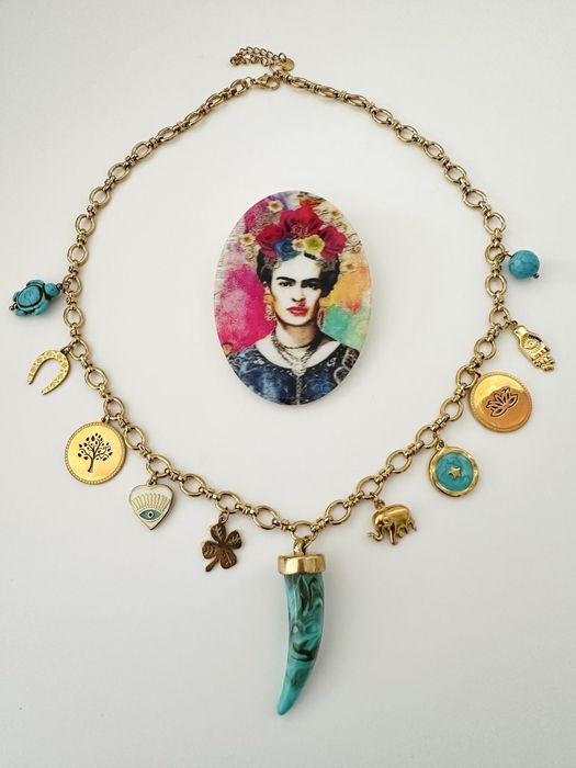Colar amuletos, em aço