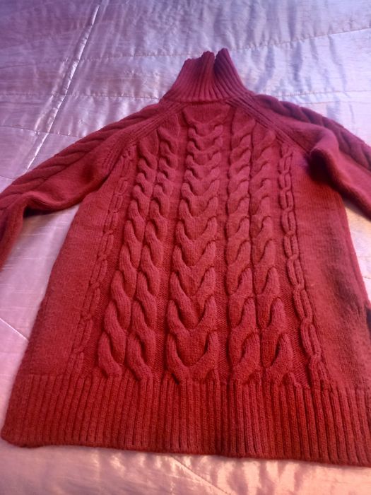 Ciepły sweter golf w kolorze wina