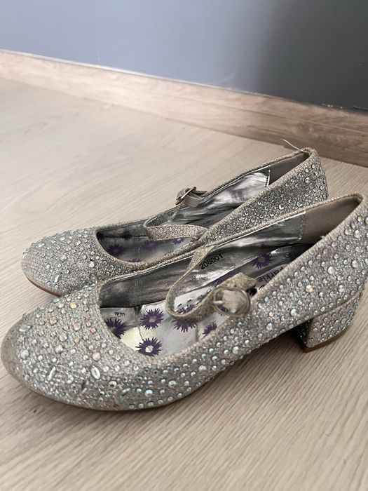 Безкоштовно віддам дуже гарні туфельки