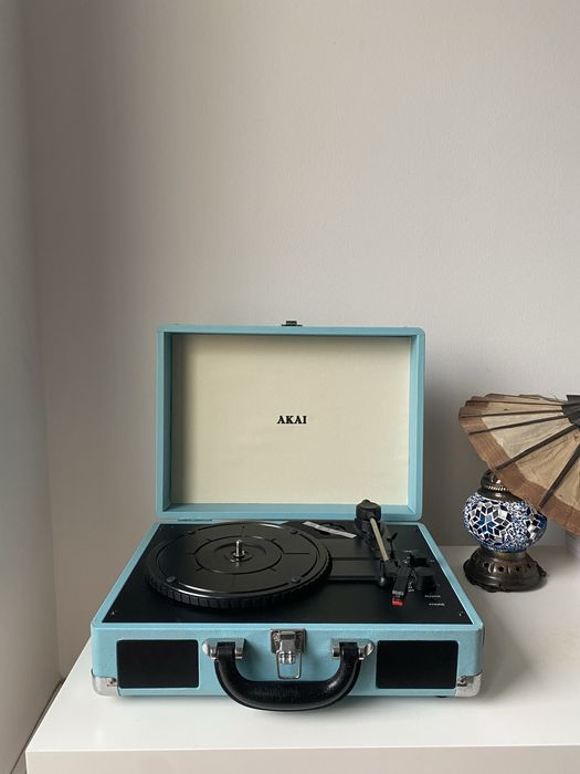 Gira-discos Akai portátil