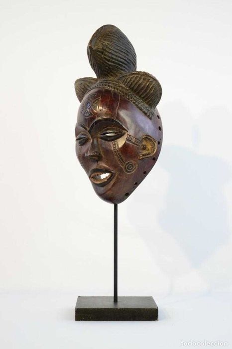 Máscara feminina Chokwe/Tshokwe Mwana Pwo em madeira
