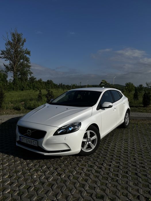 Volvo v40 2014 року