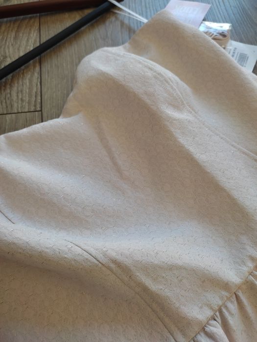 Sukienka z odkrytymi ramionami