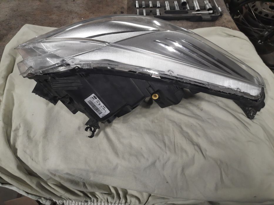 Ford kuga 16r Lampa Prawa Przod Uszkodzona