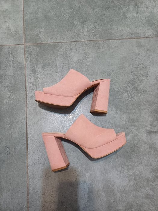 Zamszowe buty damskie na koturnie H&M r. 38