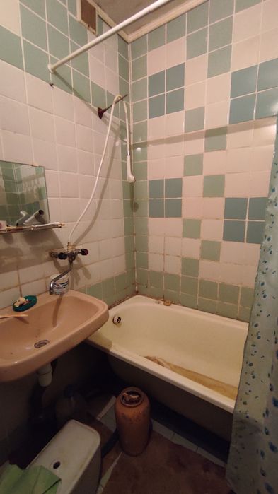 Продам 3 комн квартиру с холлом в центре Верхнеднепровска