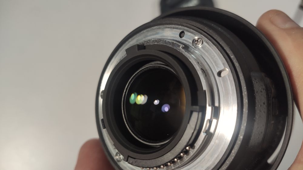 Об'єктив камери Nikon та пара синхронізаторів