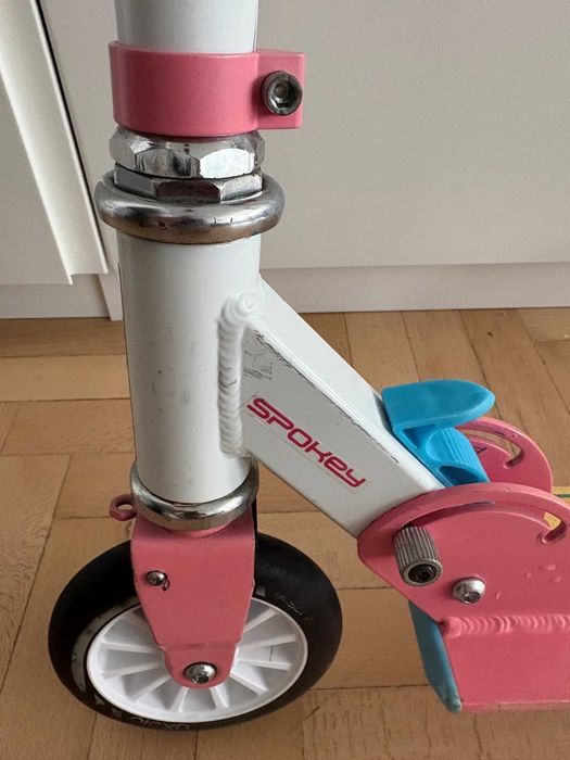 Hulajnoga dziecięca Spokey różowo biała - wysokość kierownika 60 - 80 cm