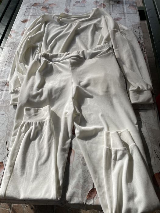 Dres damski bialy komplet.