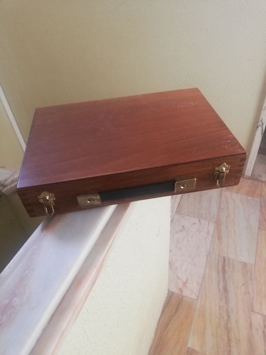 Mala em madeira , antiga ?