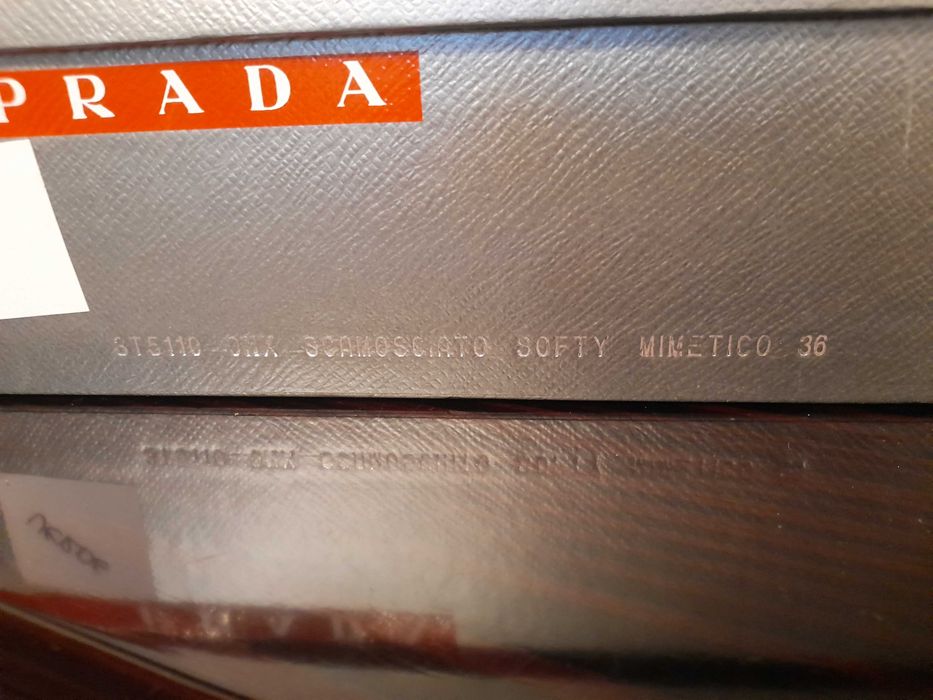 Botins com atacadores em camurça, marca Prada, 36/37