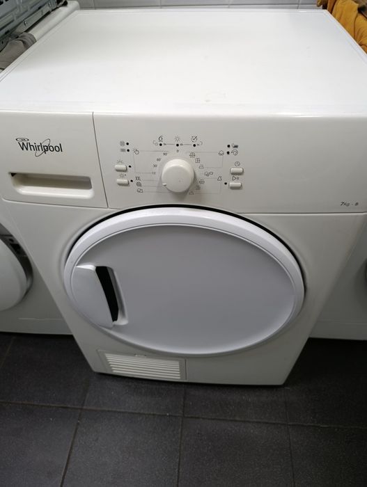 Máquina de secar roupa Whirlpool.