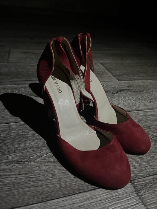 Нові замшеві туфлі