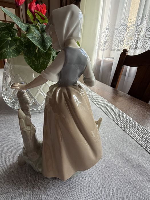 Figurka Dziewczynka z Motylem Nao Lladro