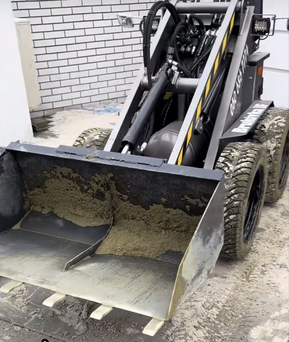 Прибираня снігу у дворі погрущик міні трактор  погрузки Тисмениця