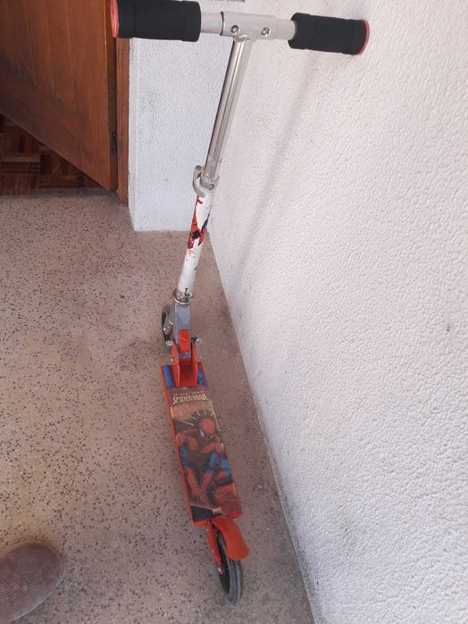 Trotinete e capacete de criança