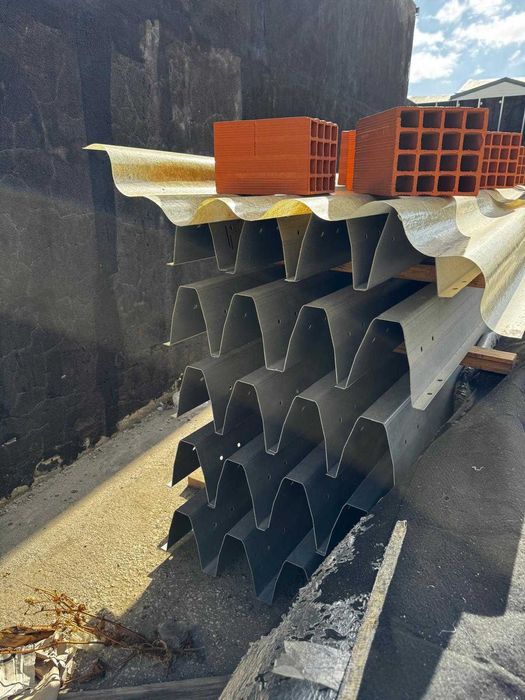 Perfil metálico Omega para cobertura / outros c/ tratamento especial