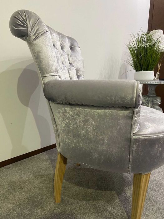 Senhorinha prateada, espelho prateado e mesa prateada