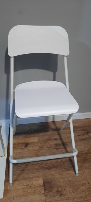 Secretária e banco alto com encosto ikea