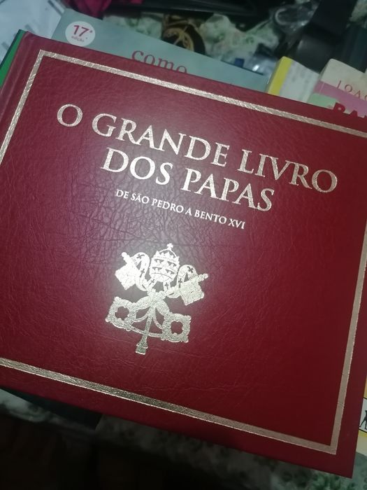Livro O Grande Livro dos Papás - de São Pedro a Bento XVI