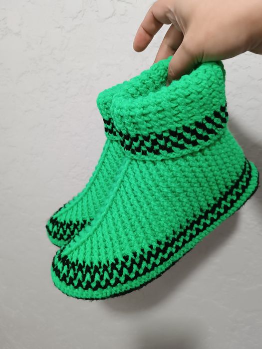 Вязаные тапочки, вязаные носки, в'язані капці, в'язані шкарпетки.