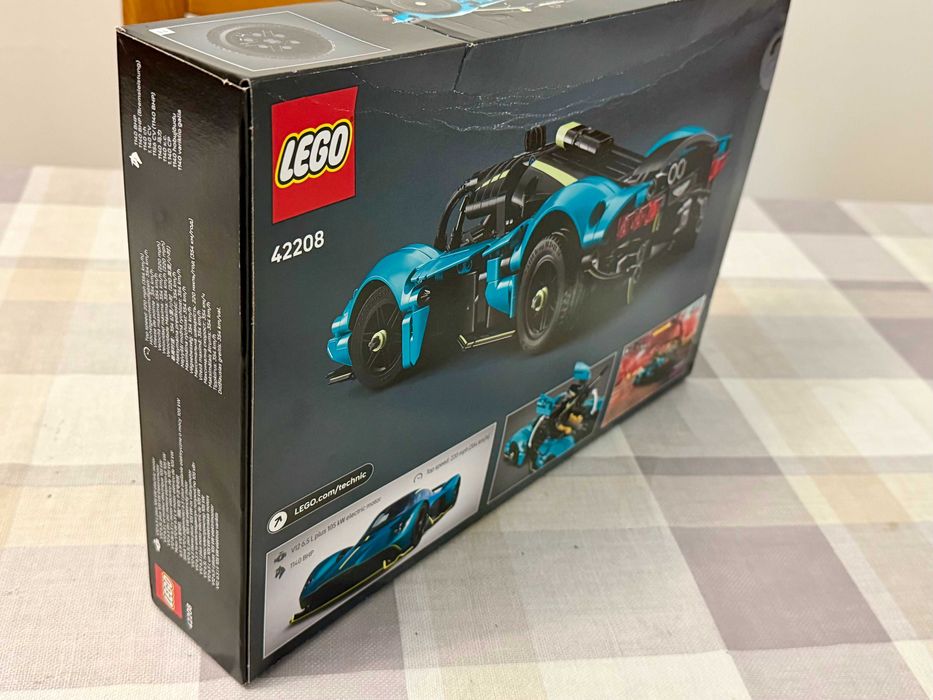 LEGO Technic 42208 Aston Martin Valkyrie — novo