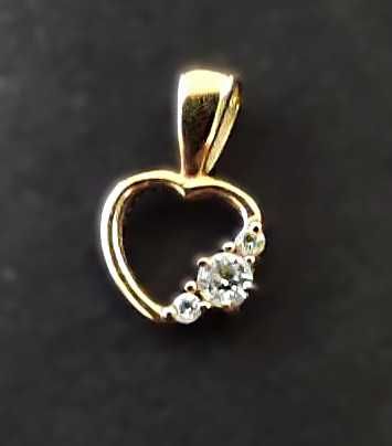 Золотий підвіс Сердечко з 3 цирконами 585 пр. Вага 0,79 гр. розм 15 мм