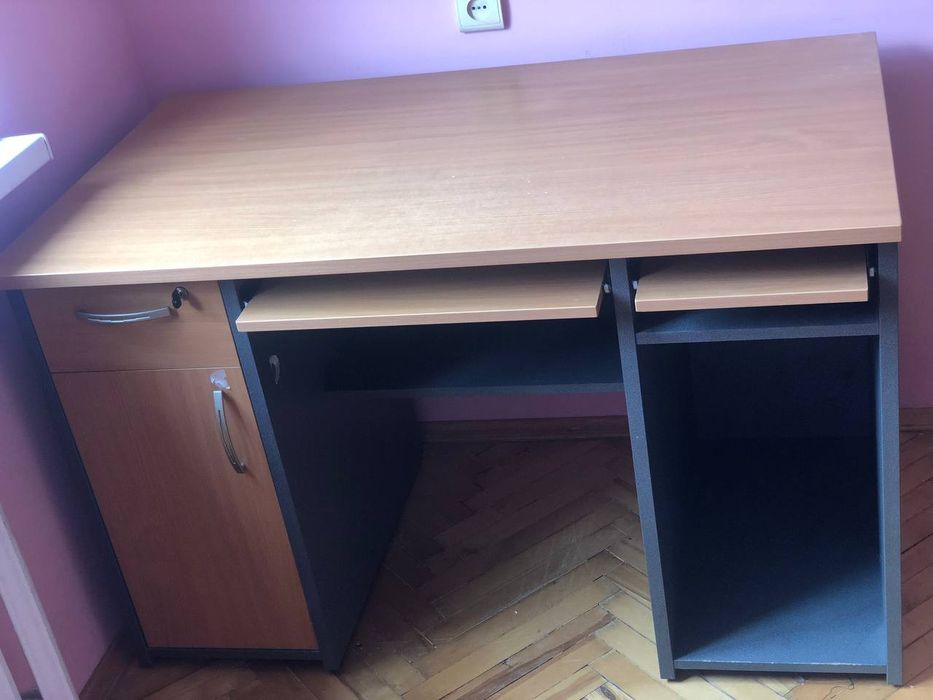 Стіл комп'ютерний