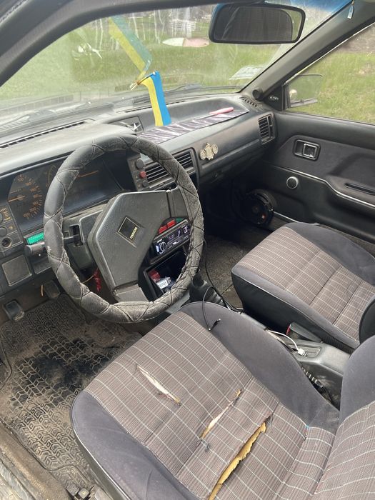 Автомобіль Мазда 323