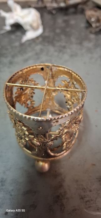 Base em prata contrastada para frascos de perfumes