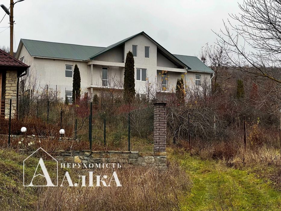 Продам великий будинок в серці Бакоти