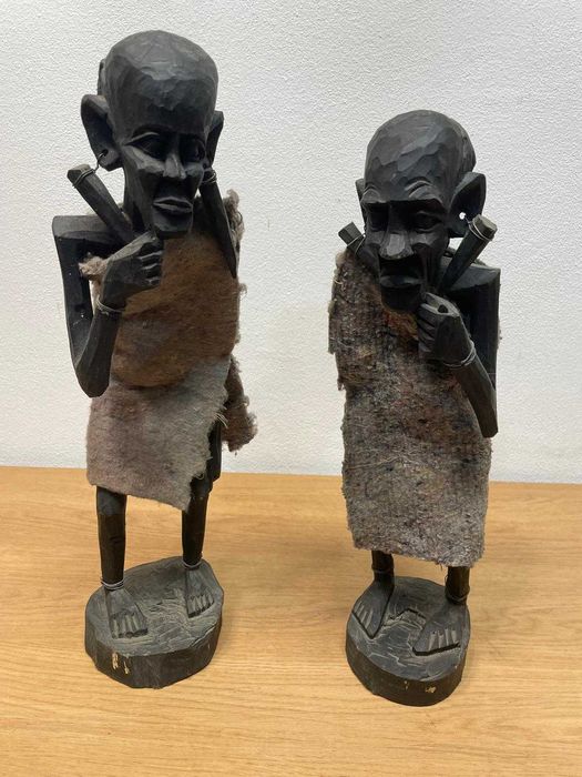 Arte africana artesanal, figuras masculinas esculpidas em madeira