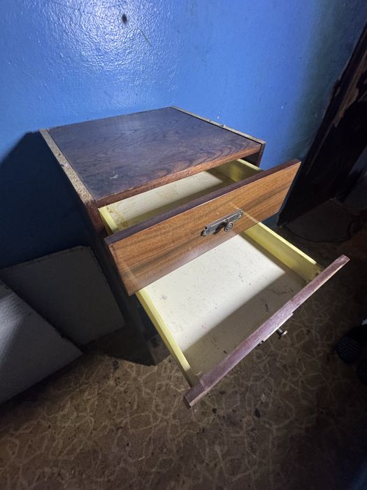 Тумбочка в кімнату