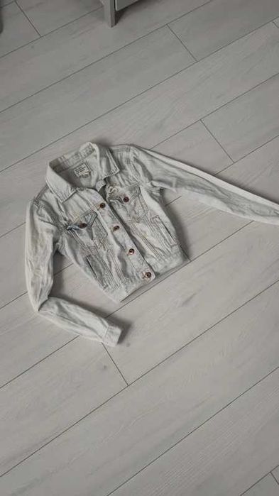 Błękitna jeansowa kurteczka z dziurami DENIM