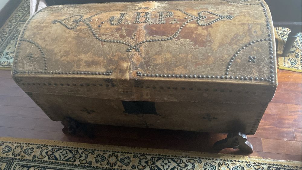 Usadoa baratos - arca madeira forrada a pele de animal