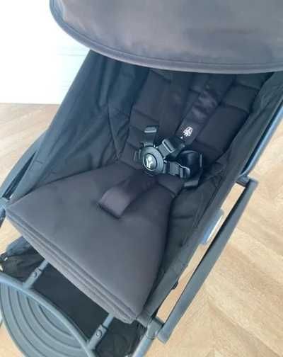 Carrinho de bebê compacto preto – leve, dobrável, em ótimo estado.