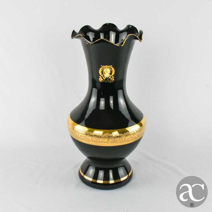 Jarra em vidro opalino preto com ouro 24k e camafeu