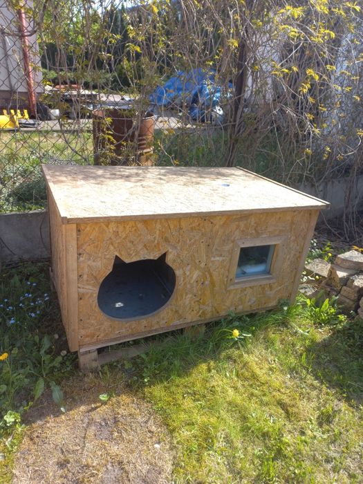 Duża buda dla psa lub kota lub razem.