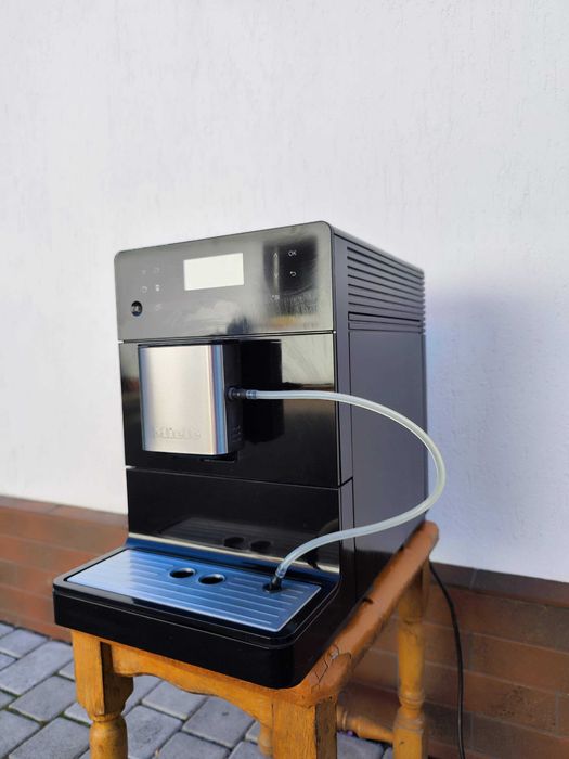 Кавомашина кавоварка MIELE CM 5300