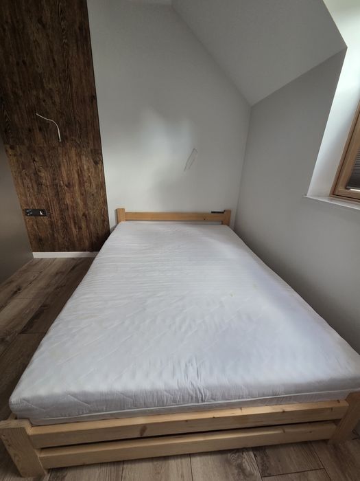 SPRZEDAM drewniane Łóżko  140x200 z sprężynowym materacem