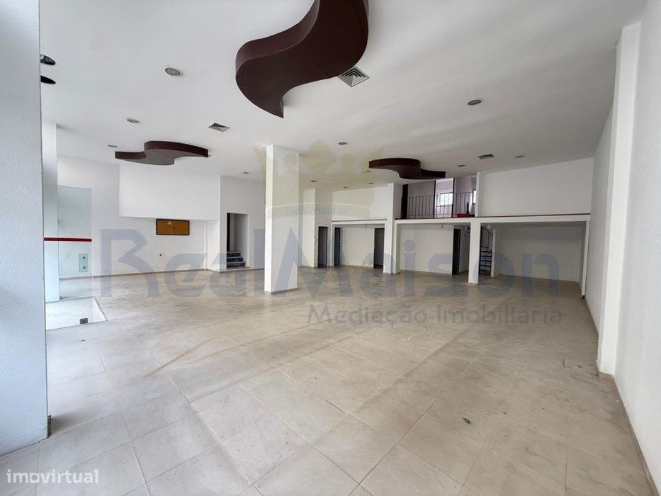 Arrenda-se loja comercial em Mem Martins.