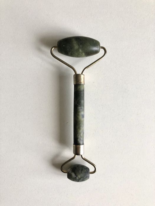 Нефритовий масажний ролер для обличчя