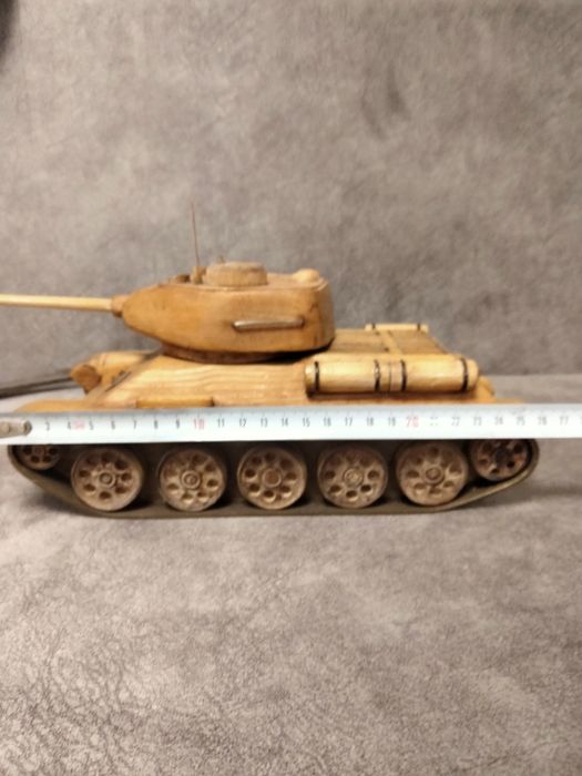 Модель из танка Т-34 из дерева.Кабинетный вариант.