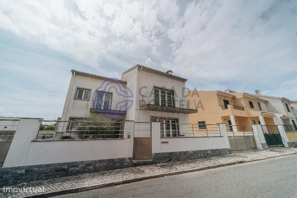 Moradia isolada T5 c/logradouro e garagem - Algueirão Mem Martins, Sin