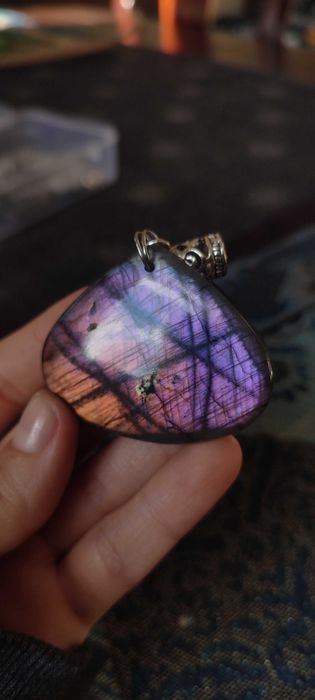 Labradoryt fioletowy pomarańczowy kryształ labradarytu wisior wisiorek