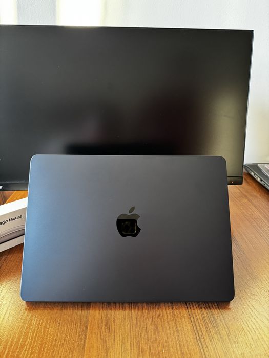 Macbook M2 2022 8/256 13.6