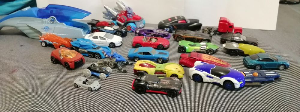 *Coleção de 24 diversos carrinhos, com lançador