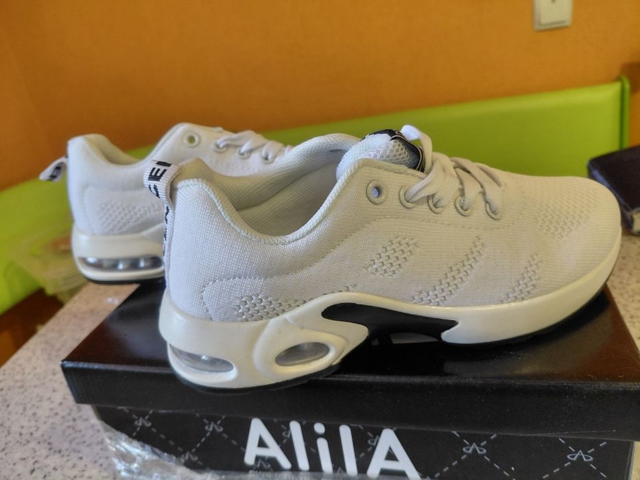 Кроссовки женские новые